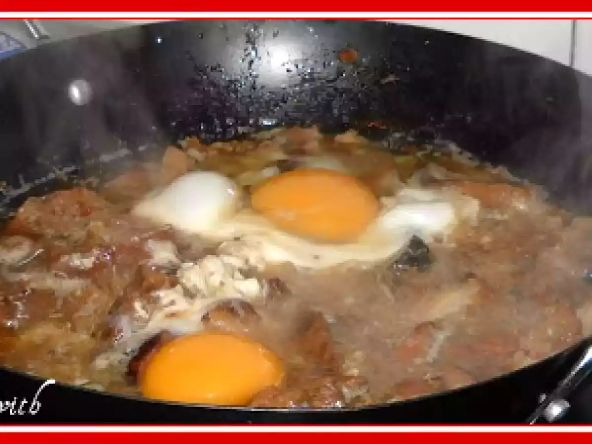 Adobos caseros con rebollones y huevos abiertos