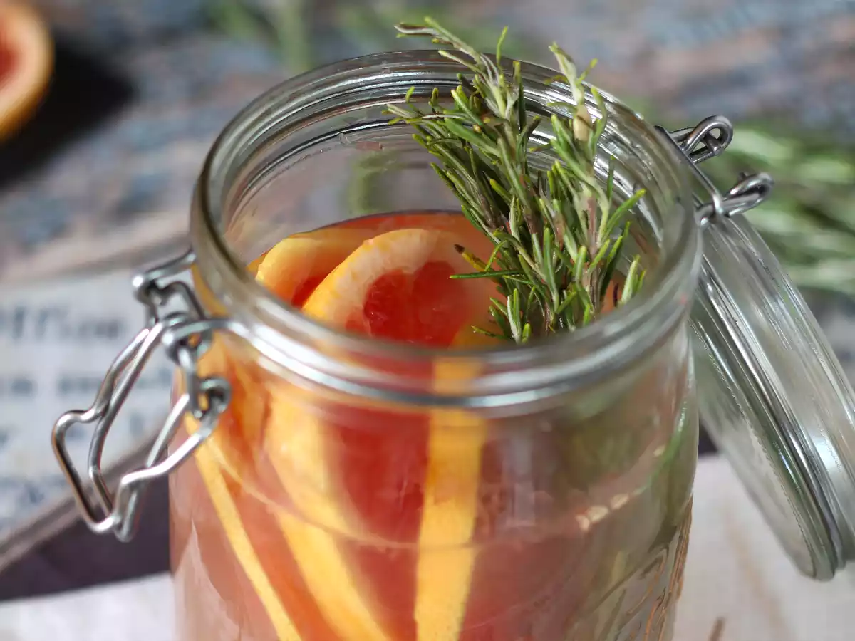 Agua aromatizada casera con pomelo y romero - foto 2