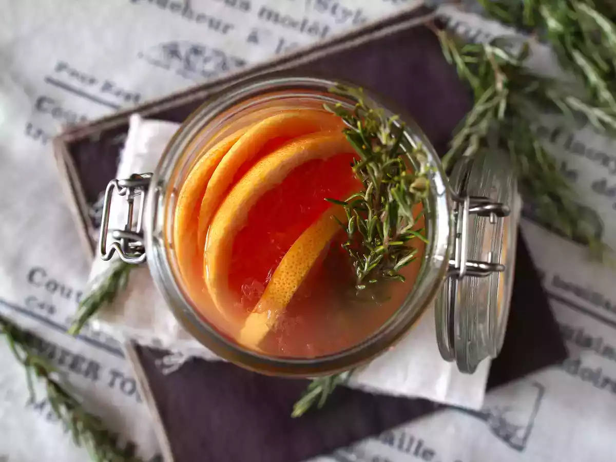 Agua aromatizada casera con pomelo y romero - foto 3