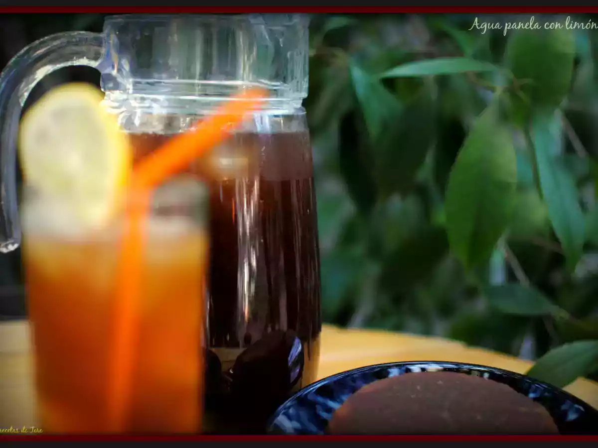Agua panela con limón