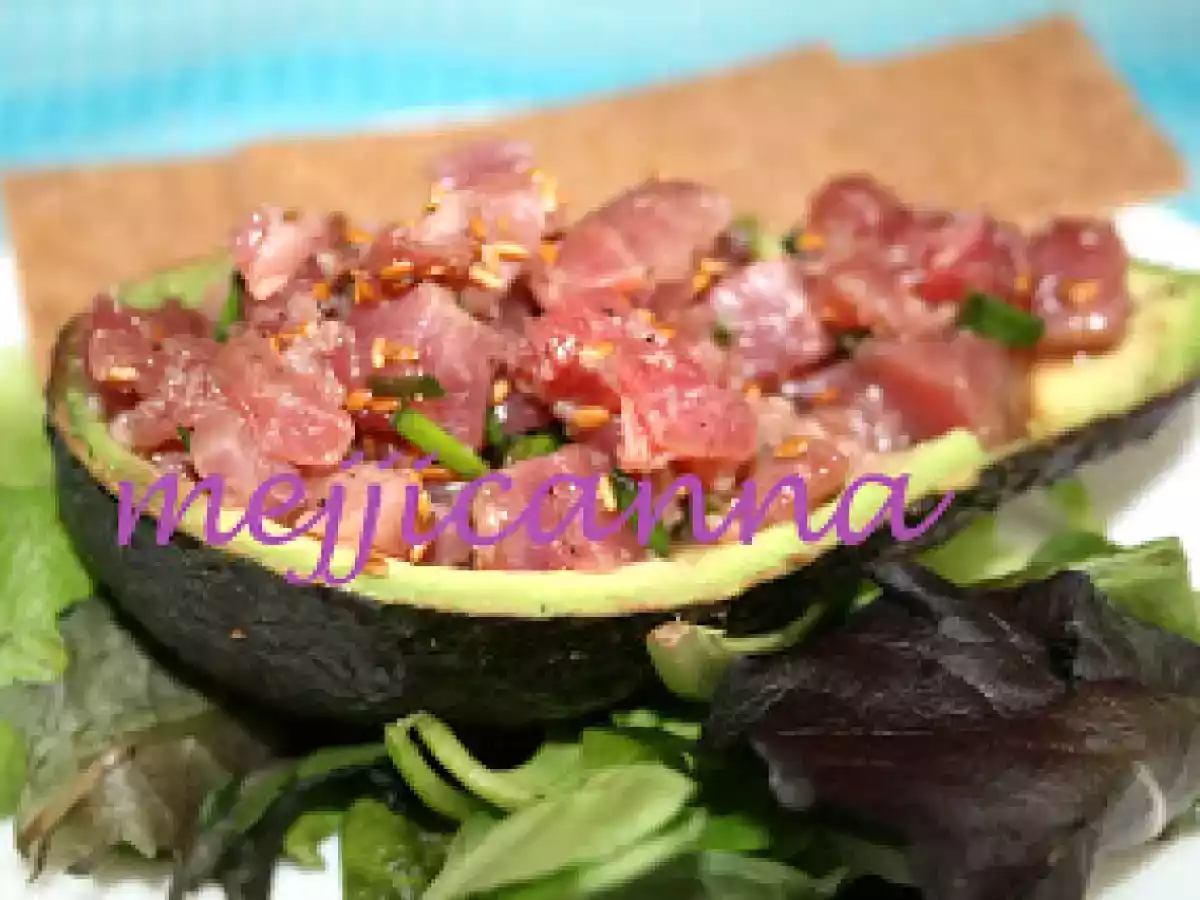 Aguacate relleno de atún fresco