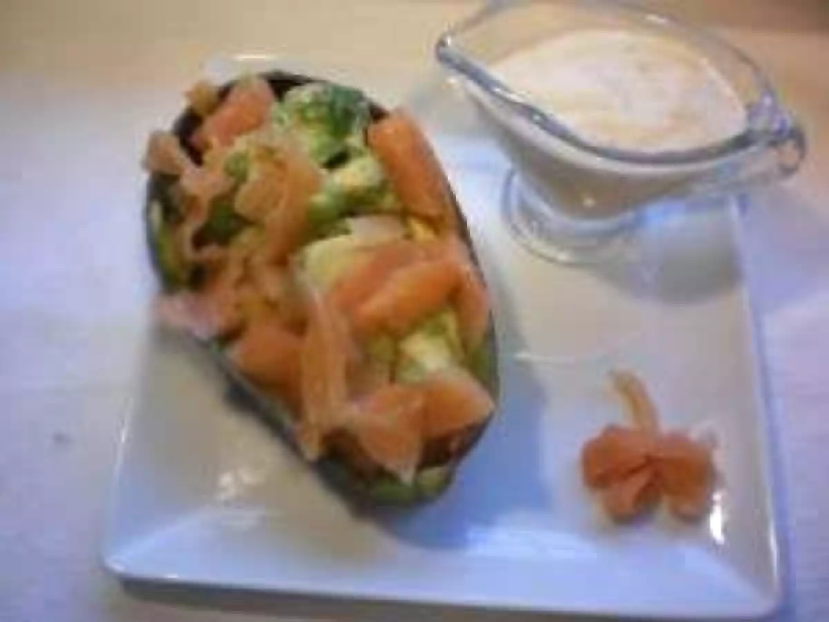 AGUACATE RELLENO DE SALMON AHUMADO