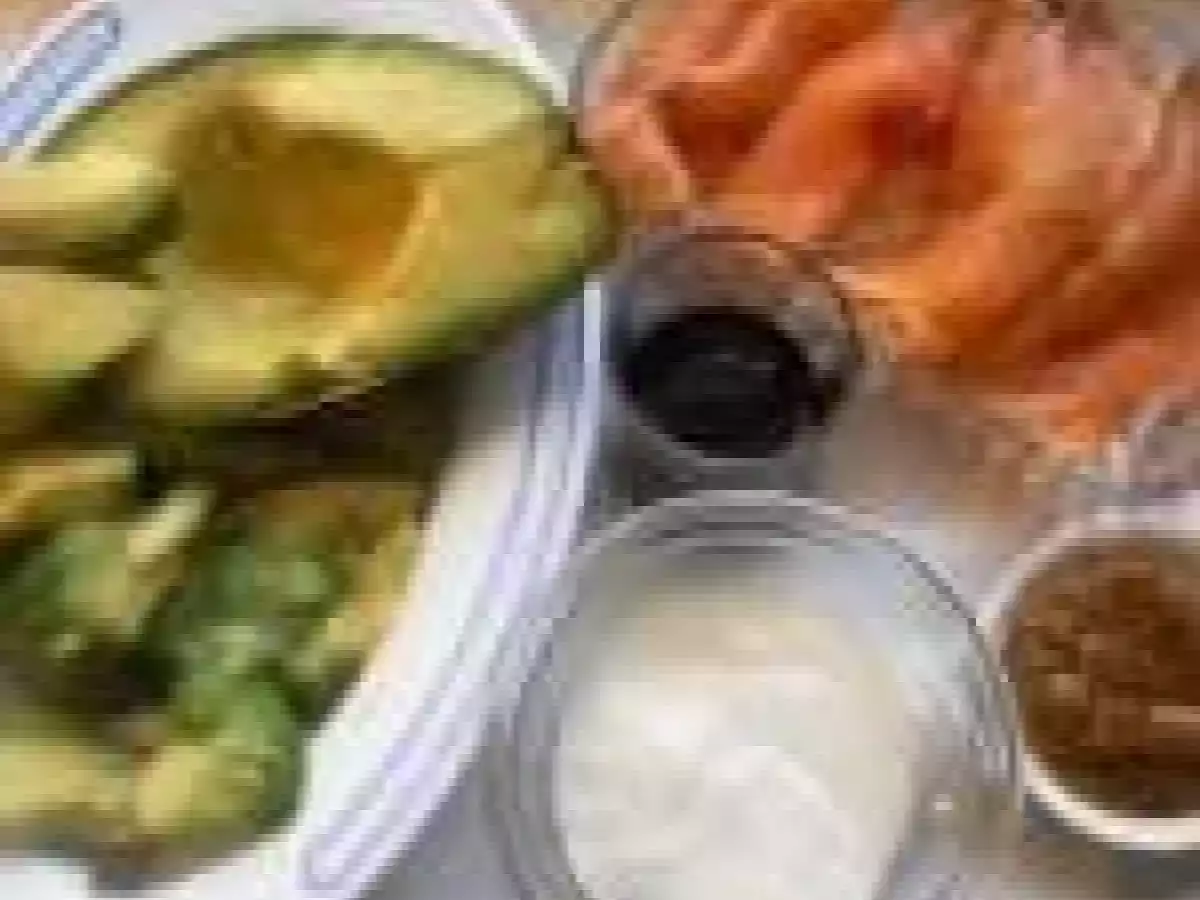 AGUACATE RELLENO DE SALMON AHUMADO - foto 2