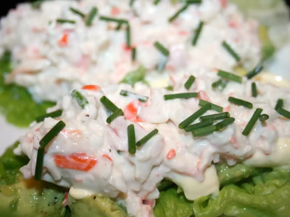 Aguacates en cama con pate de surimi