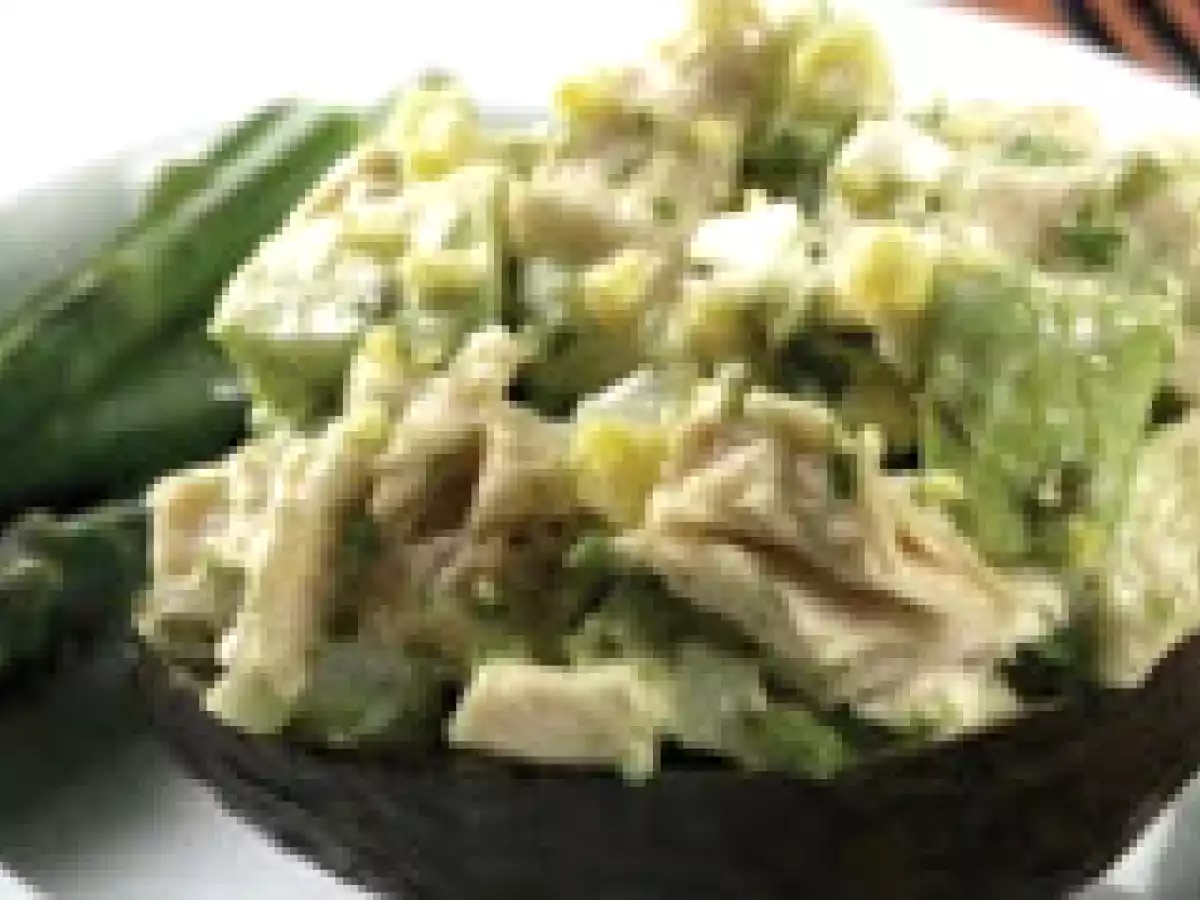 Aguacates rellenos con ensalada de pollo