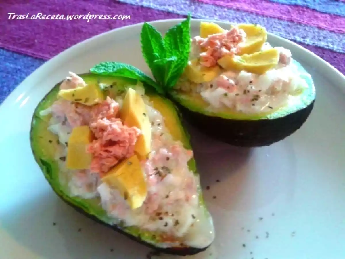 Aguacates rellenos con tzatziki y atún