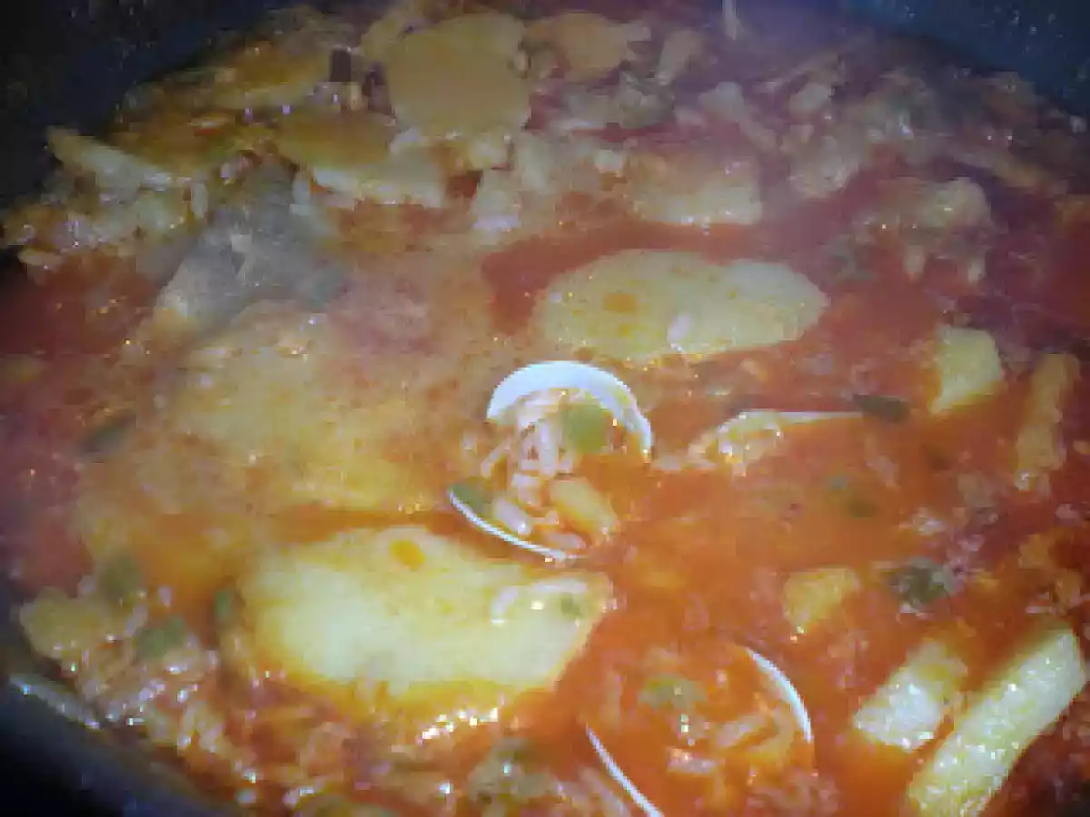 Ajo de patata con bacalao y almejas