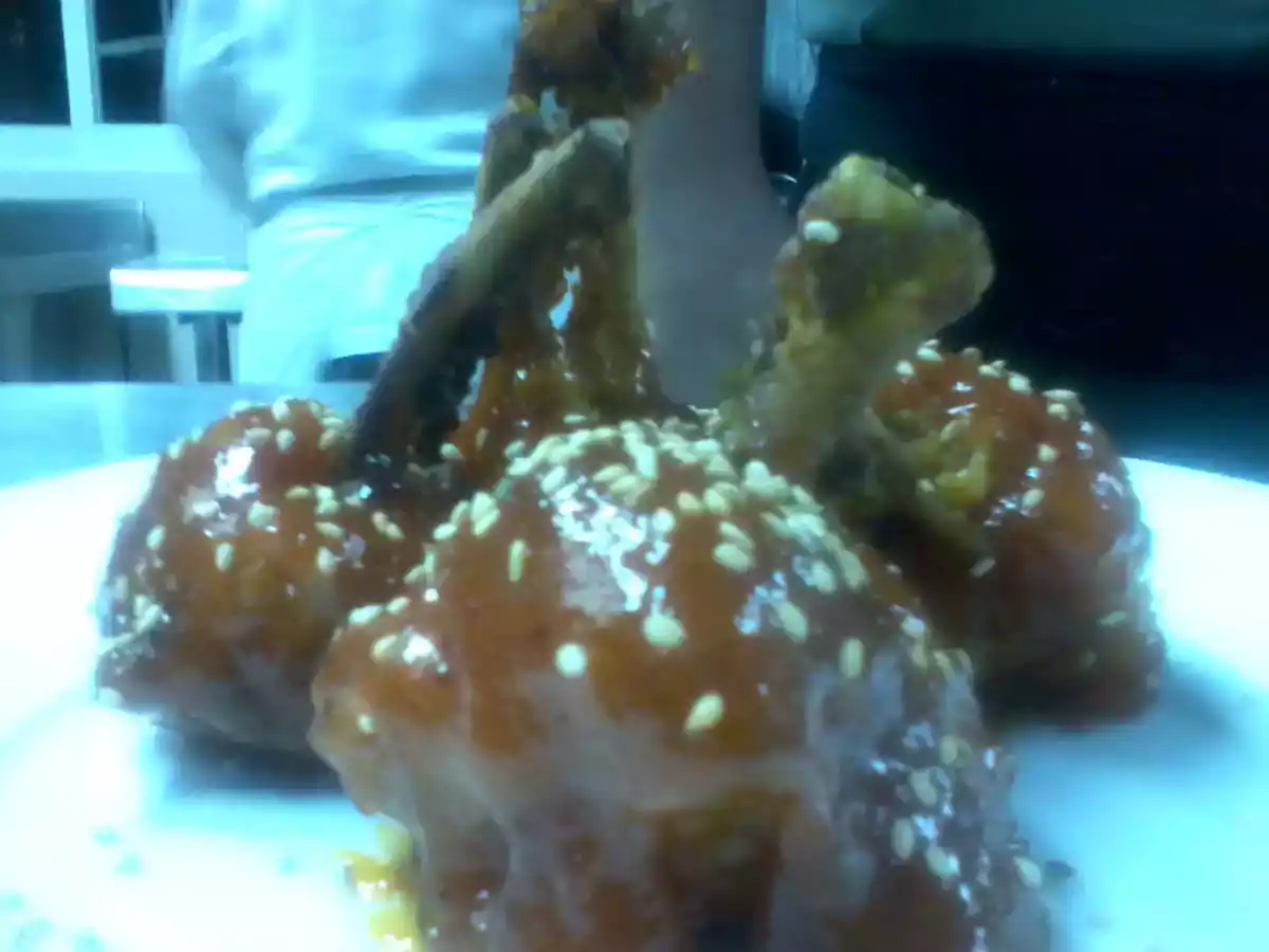 Alas fritas c/ salsa agridulce de chabacano