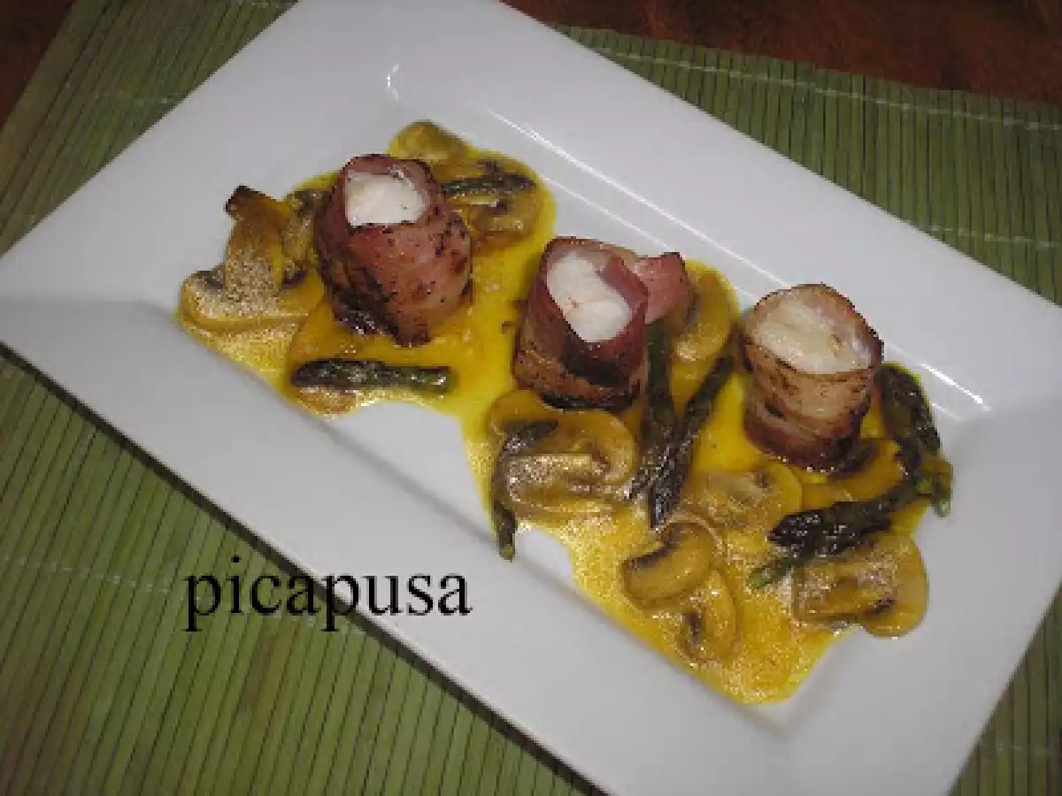 ALBARDAR EL RAPE... y acompañarlo con una salsita de champis y espárragos.