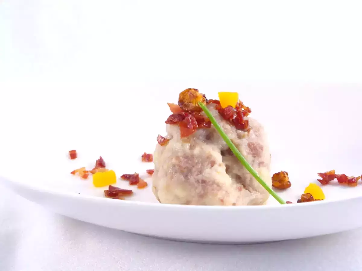 Albóndiga de cocido, rellena de setas, con crujiente de jamón y caldo de tuétano. - foto 2