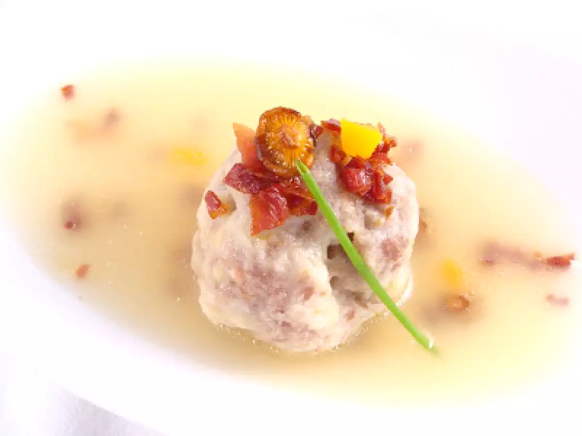 Albóndiga de cocido, rellena de setas, con crujiente de jamón y caldo de tuétano. - foto 3