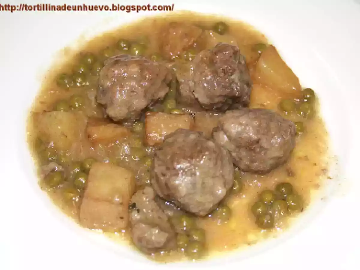 Albondigas con guisantes y patatas