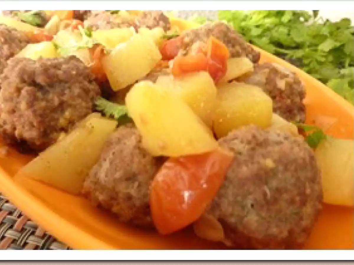 Albóndigas con papas y tomates