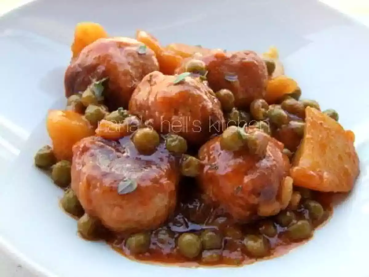 Albóndigas con patatas y salsa de guisantes