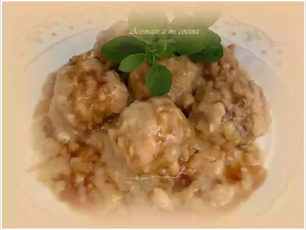 Albóndigas con piñones en salsa de queso y membrillo