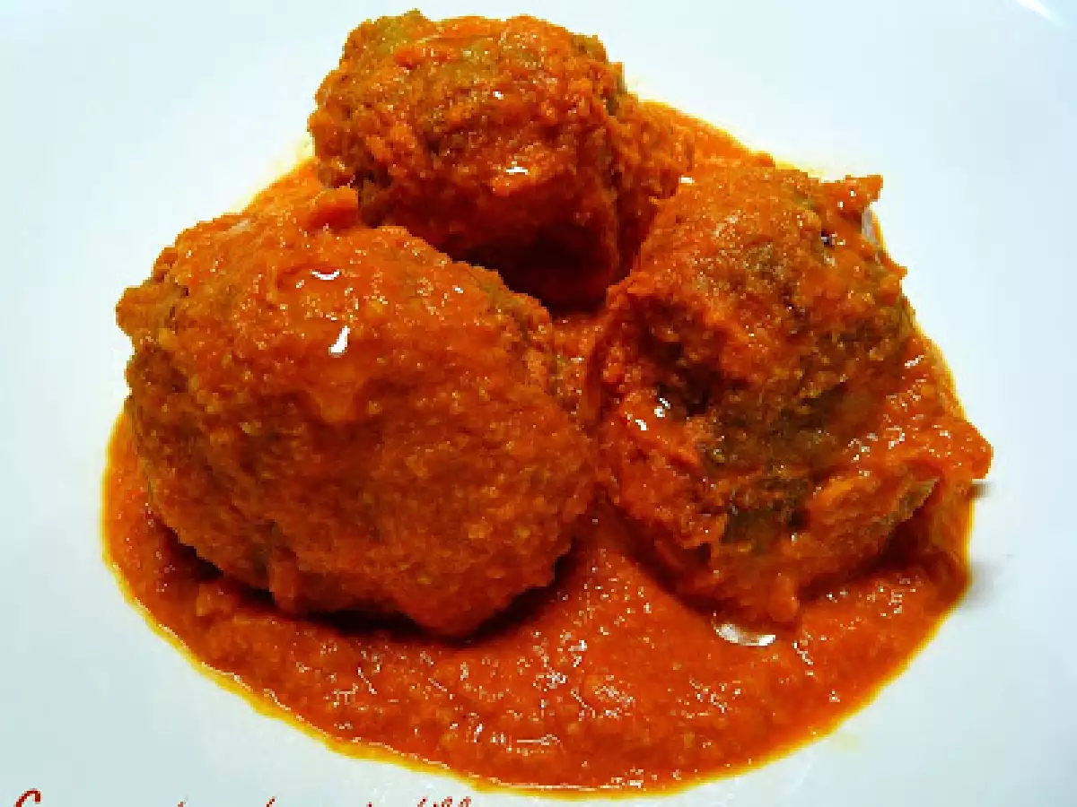 Albóndigas con salsa de tomate y un toque de canela