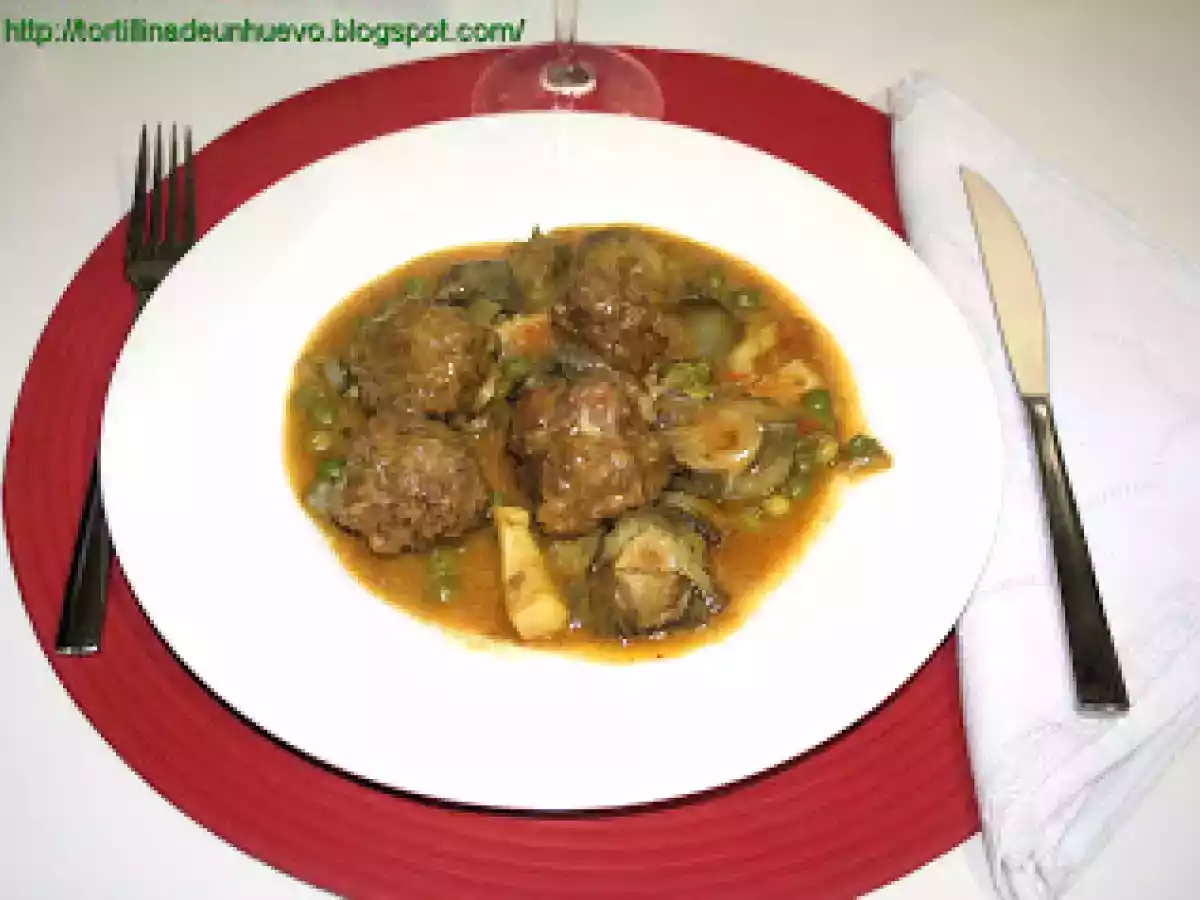 Albóndigas con sepia, alcachofas y guisantes