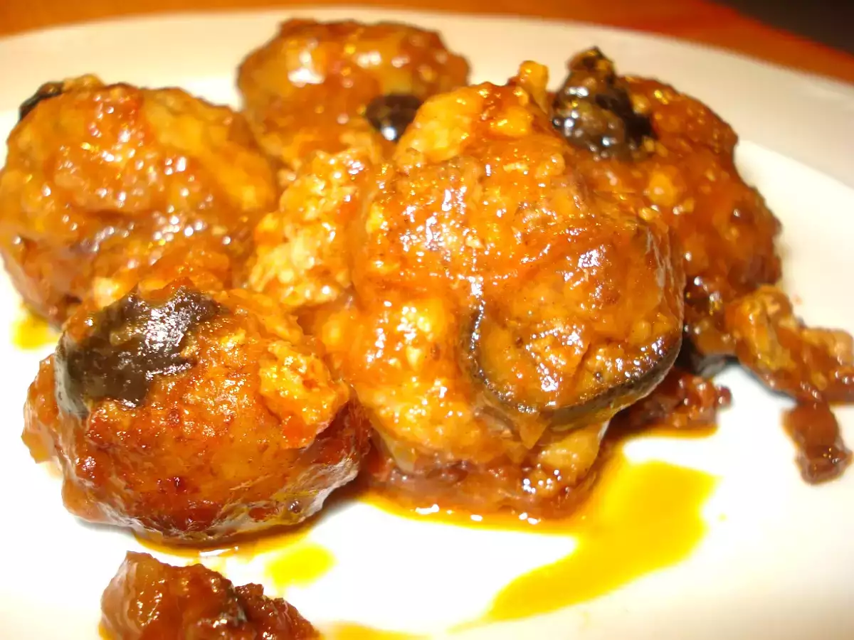 Albóndigas con tomate y aceitunas