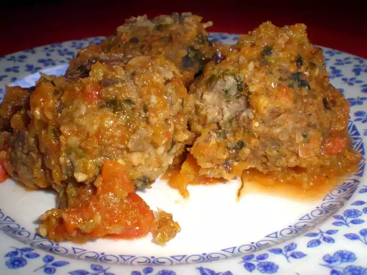 Albóndigas de berenjenas y salsa de tomate especiada