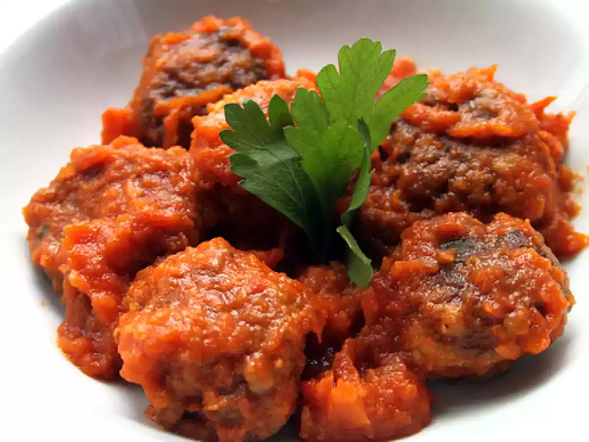 Albóndigas de caballa en salsa de tomate