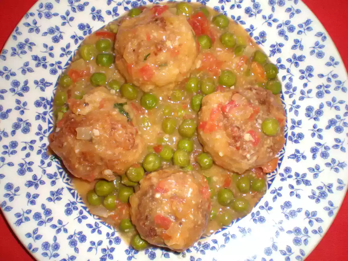 ALBÓNDIGAS DE MERLUZA CON GUISANTES - foto 2