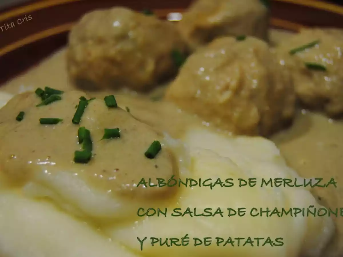 ALBÓNDIGAS DE MERLUZA CON SALSA DE CHAMPIÑONES Y PURÉ DE PATATAS
