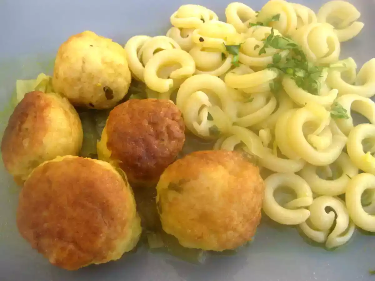 Albóndigas de perca en salsa ( con y sin thermomix)