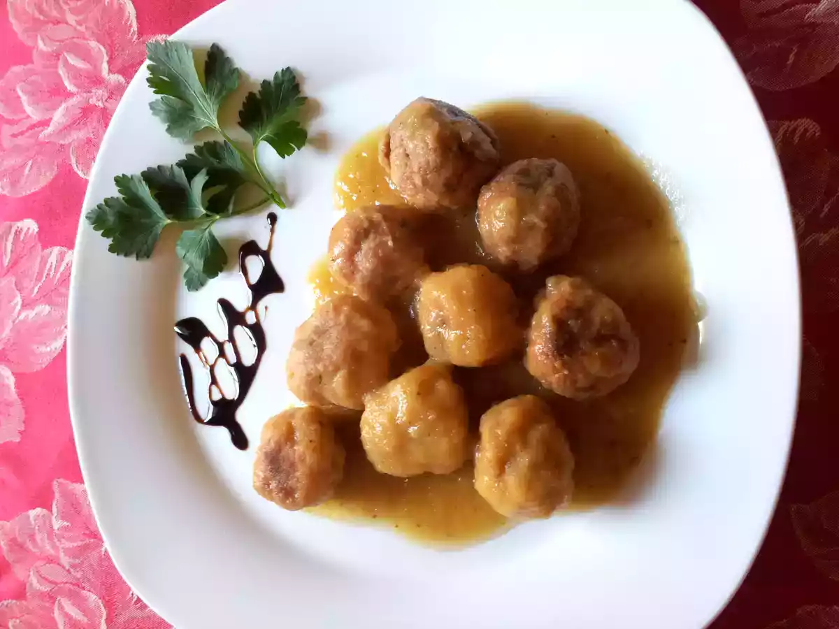Albóndigas de pescado con salsa de cebolla