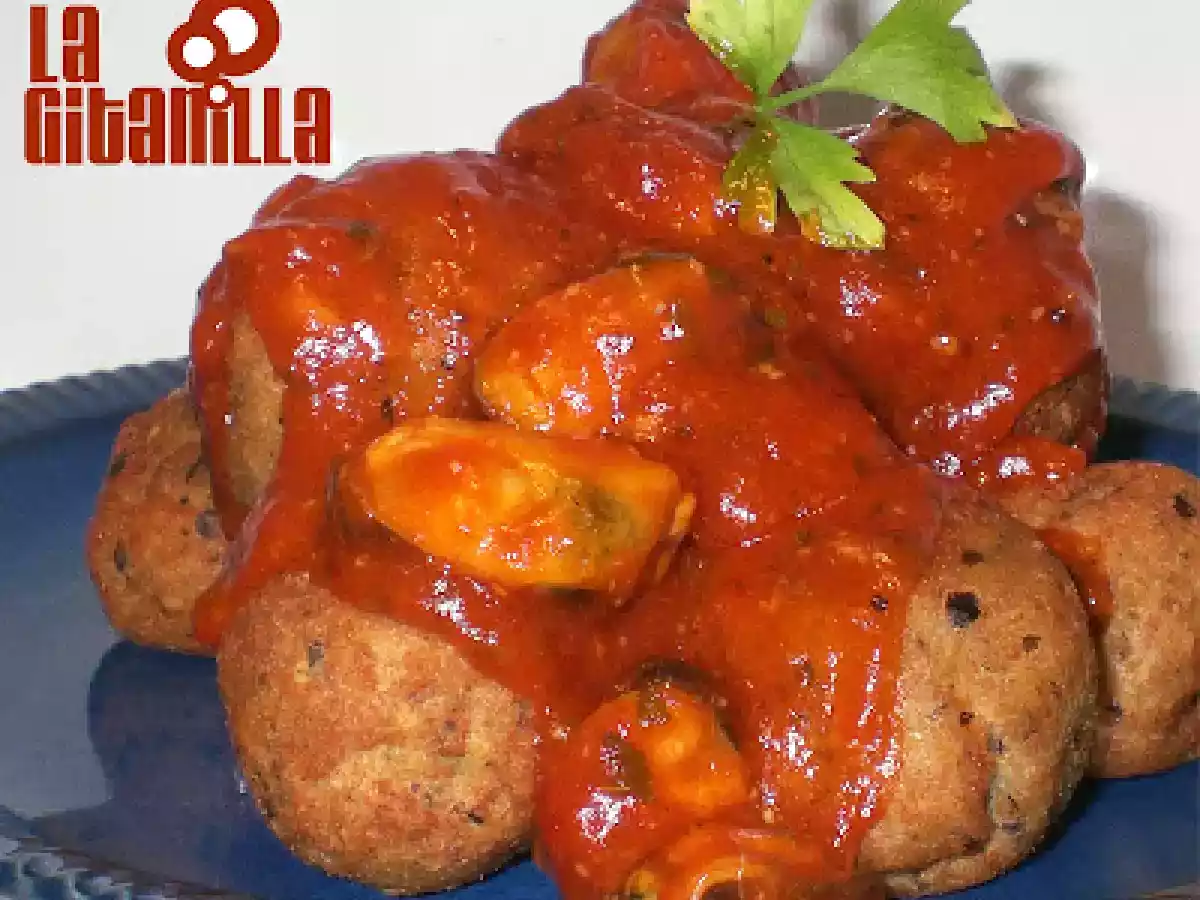 Albóndigas de pescado con salsa de tomate y mejillones