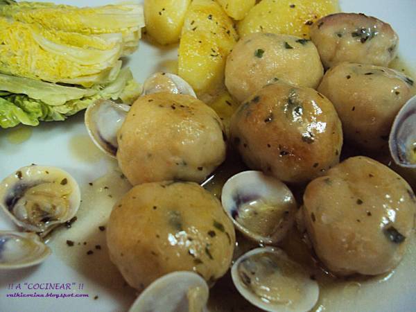 Albóndigas de pescado en salsa verde