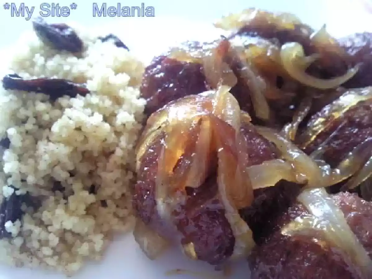 ALBONDIGAS DE POLLO CON CEBOLLA CARAMELIZADA Y COUS-COUS DULCE