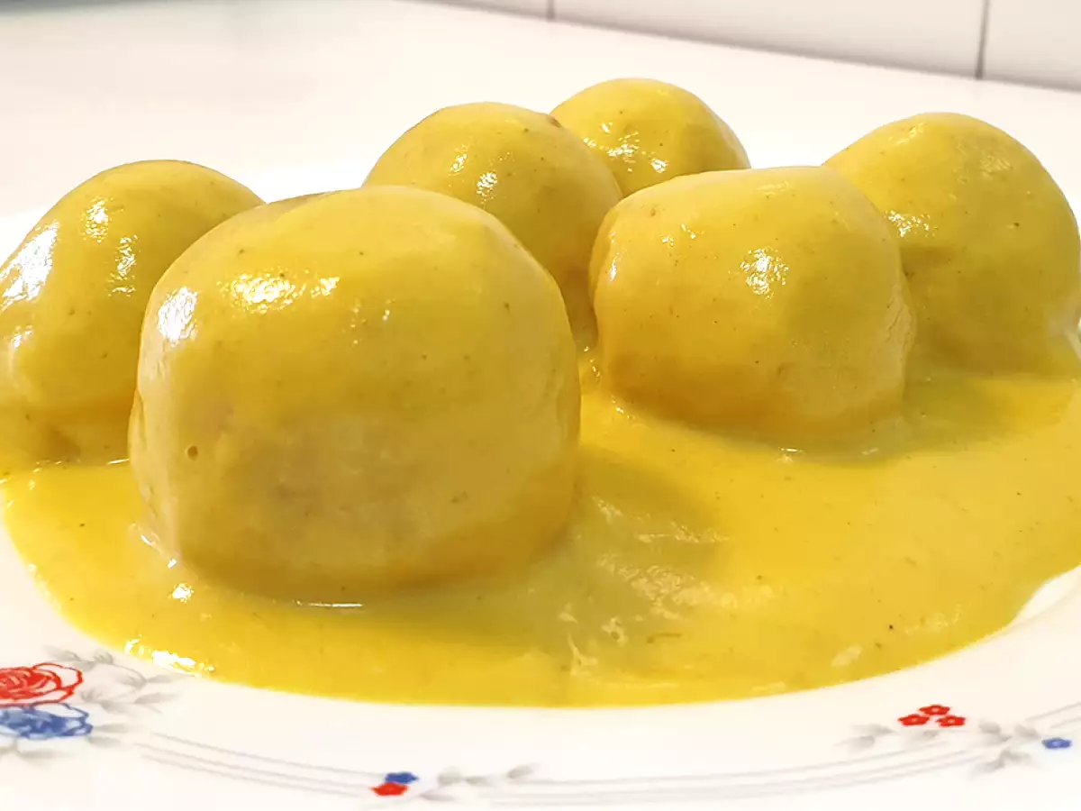 Albóndigas de pollo con salsa de mango y curry