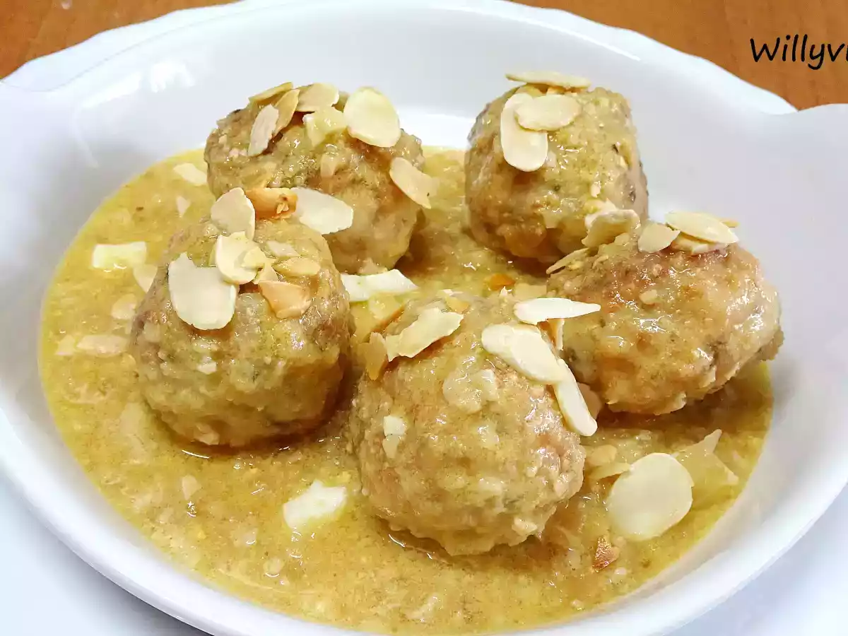 Albóndigas de pollo en pepitoria