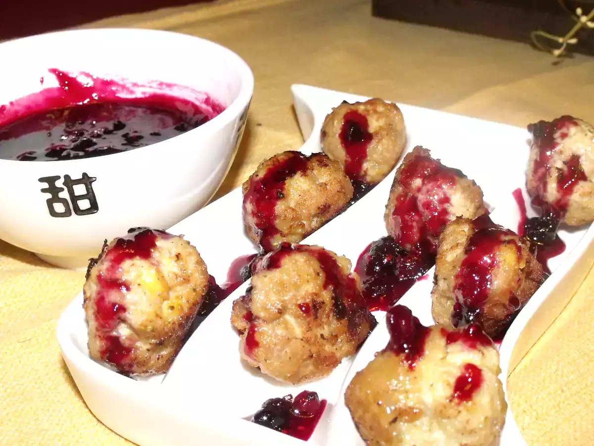 Albondigas de queso y romero con salsa de frutos rojos