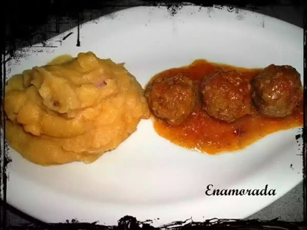 Albóndigas en salsa con puré revolcón