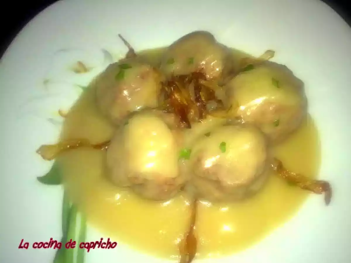 Albóndigas en salsa de cebolla