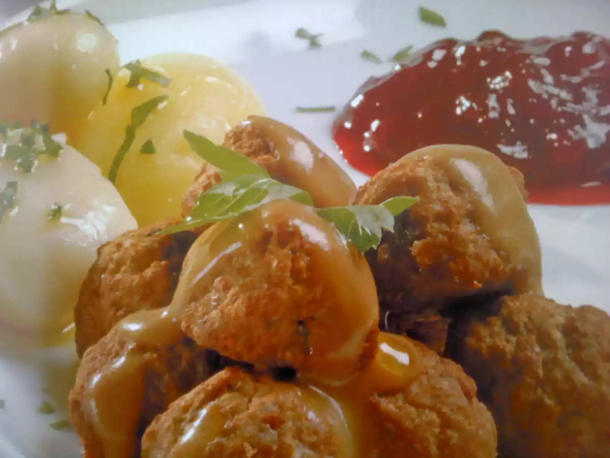 Albóndigas en salsa de nata