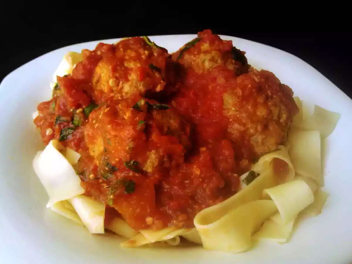 Albóndigas en salsa de tomate (receta italiana)