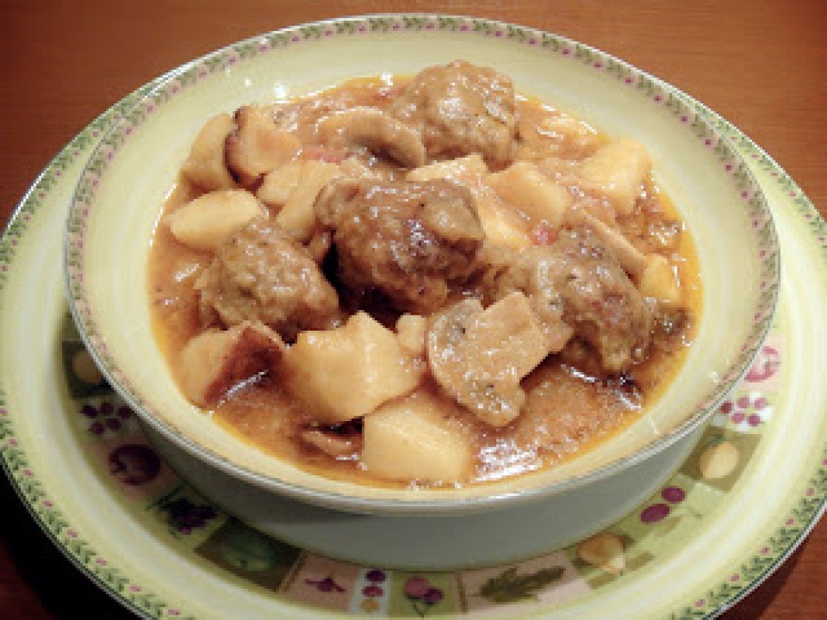 guiso de albóndigas con patatas