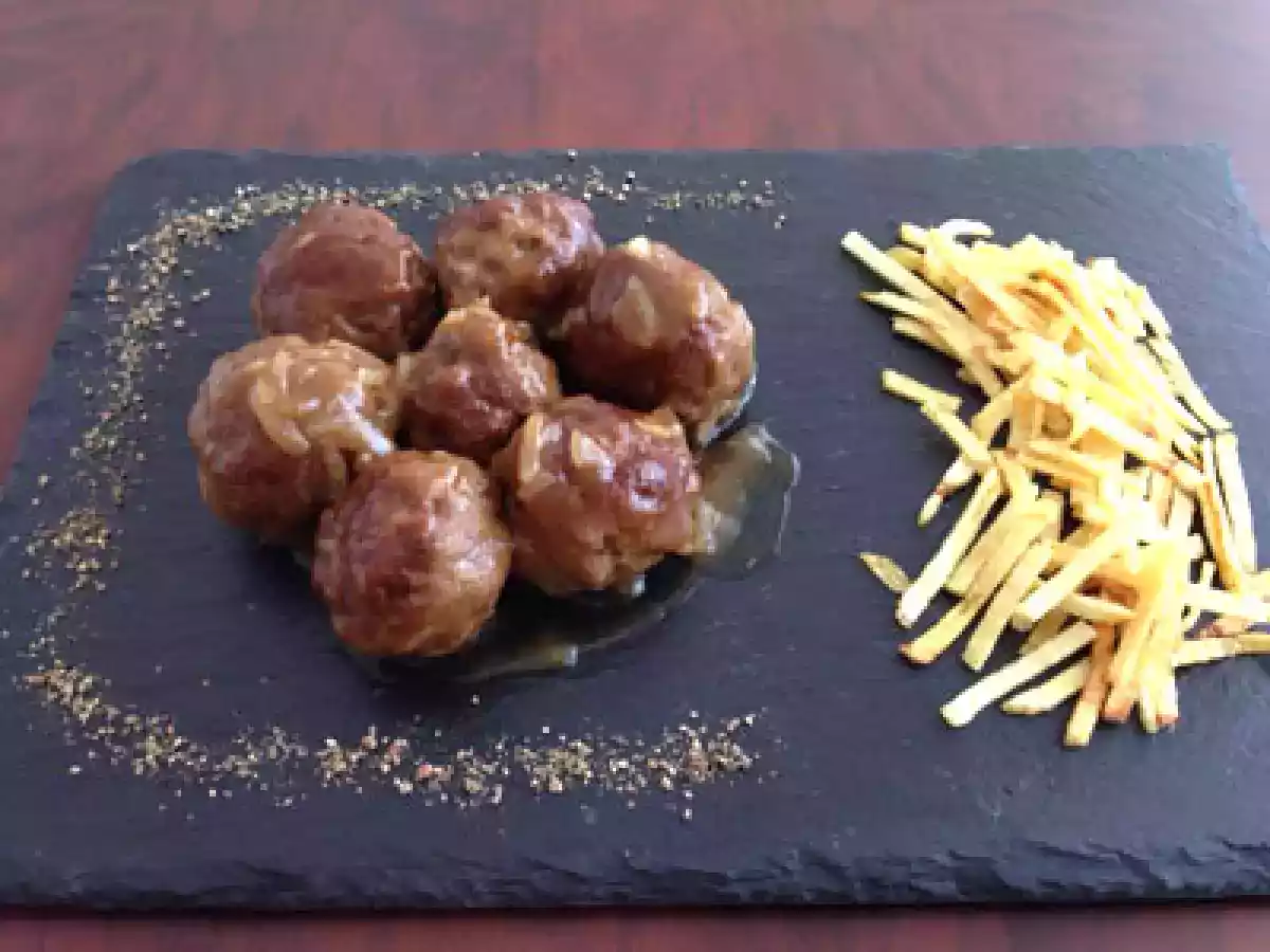 Albóndigas rellenas de mozzarella en salsa de coca-cola