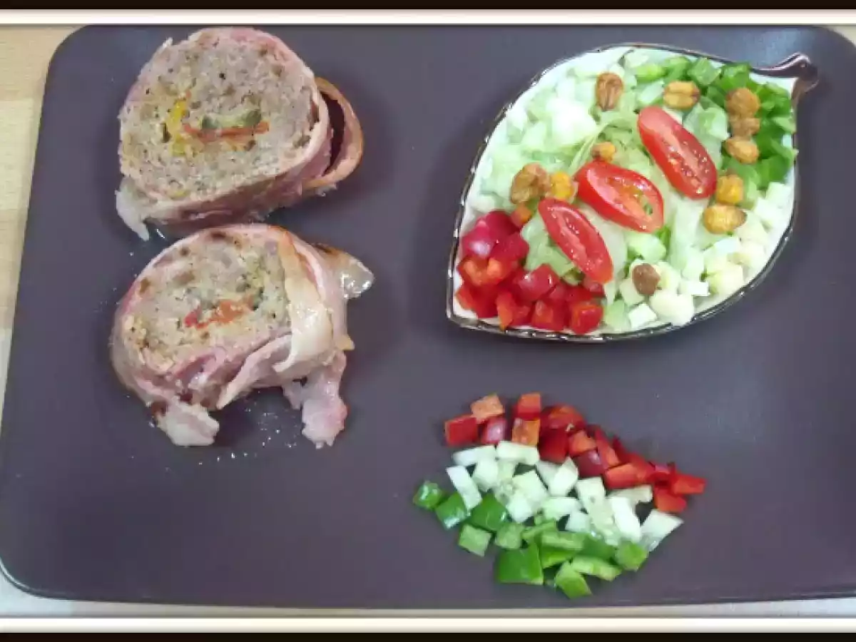 Albondigón relleno de rajas con ensalada de maíz frito