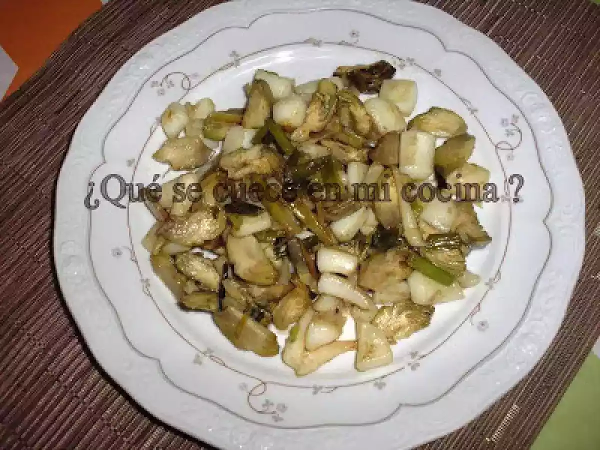 ALCACHOFAS CON AJETES Y SEPIA