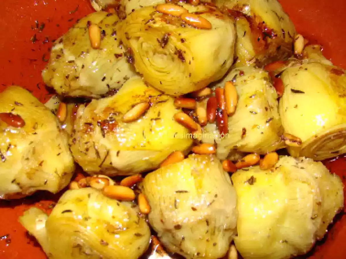 Alcachofas con piñones caramelizados