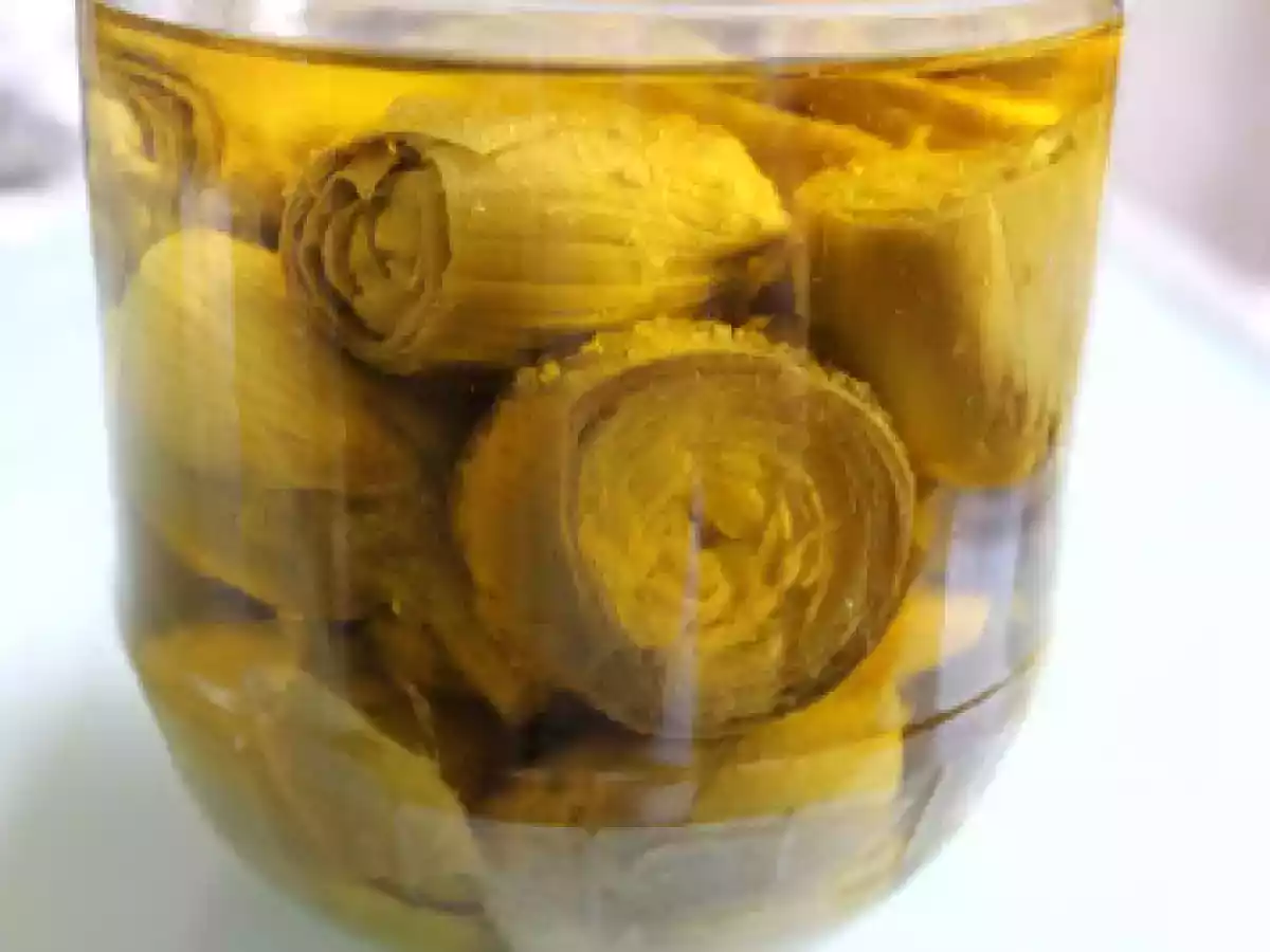 Alcachofas en aceite de oliva y emplatada a la gallega