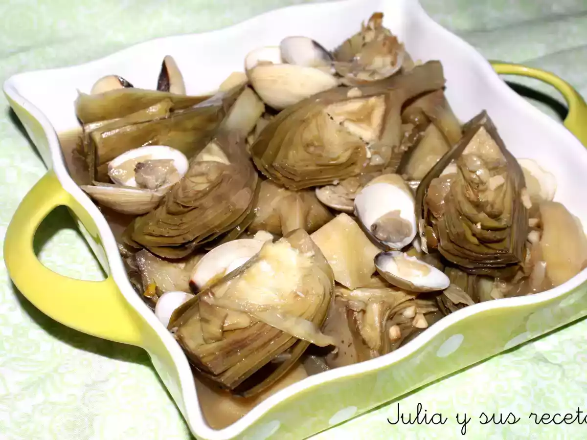 Alcachofas guisadas con patatas y almejas