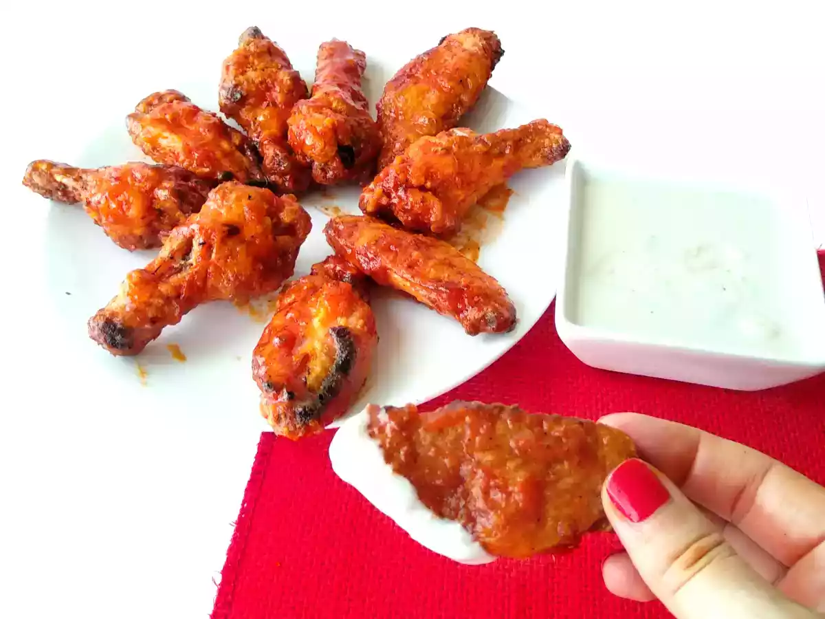 Alitas de pollo al horno con salsa buffalo y salsa de queso azul