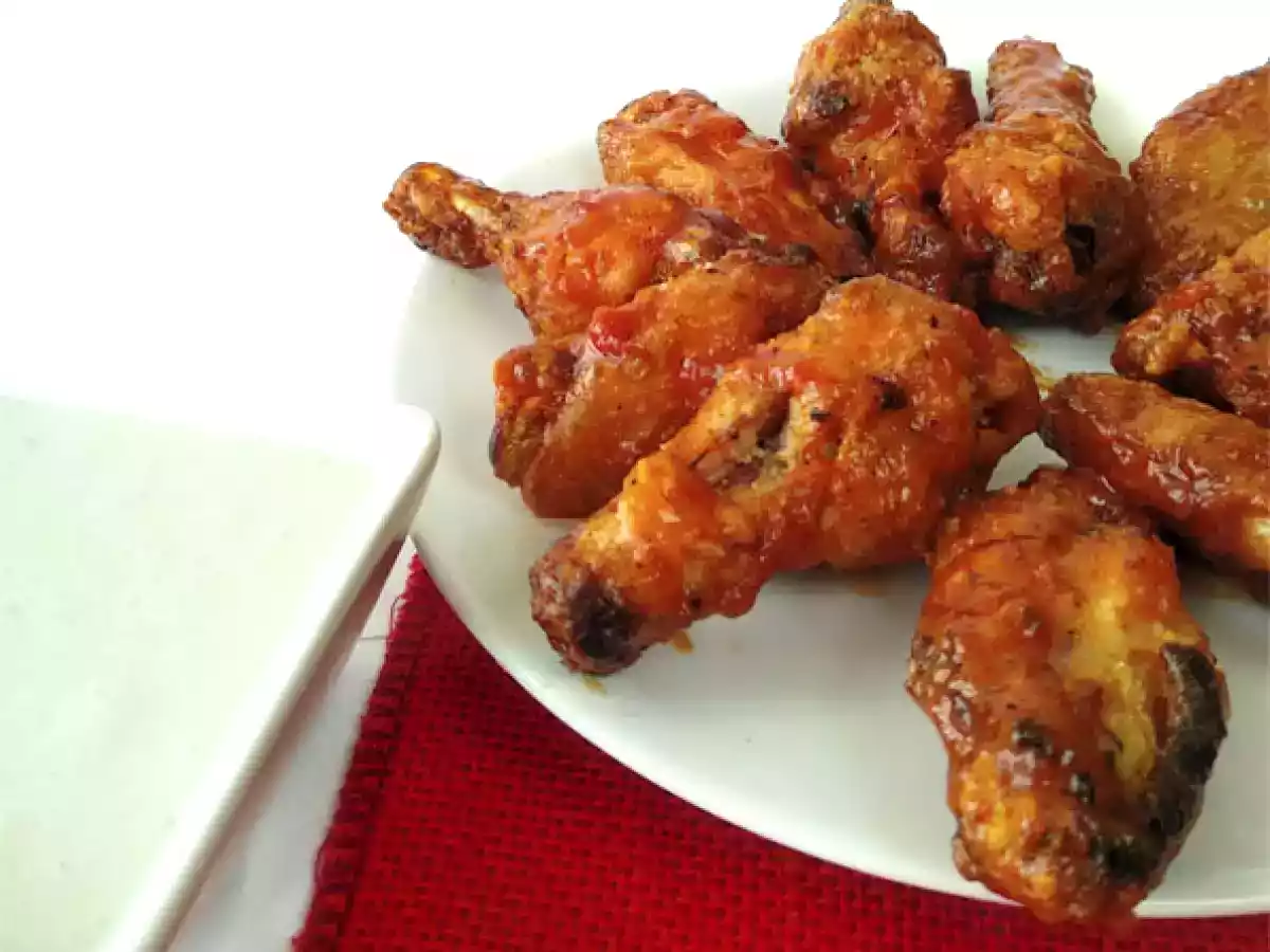 Alitas de pollo al horno con salsa buffalo y salsa de queso azul - foto 2