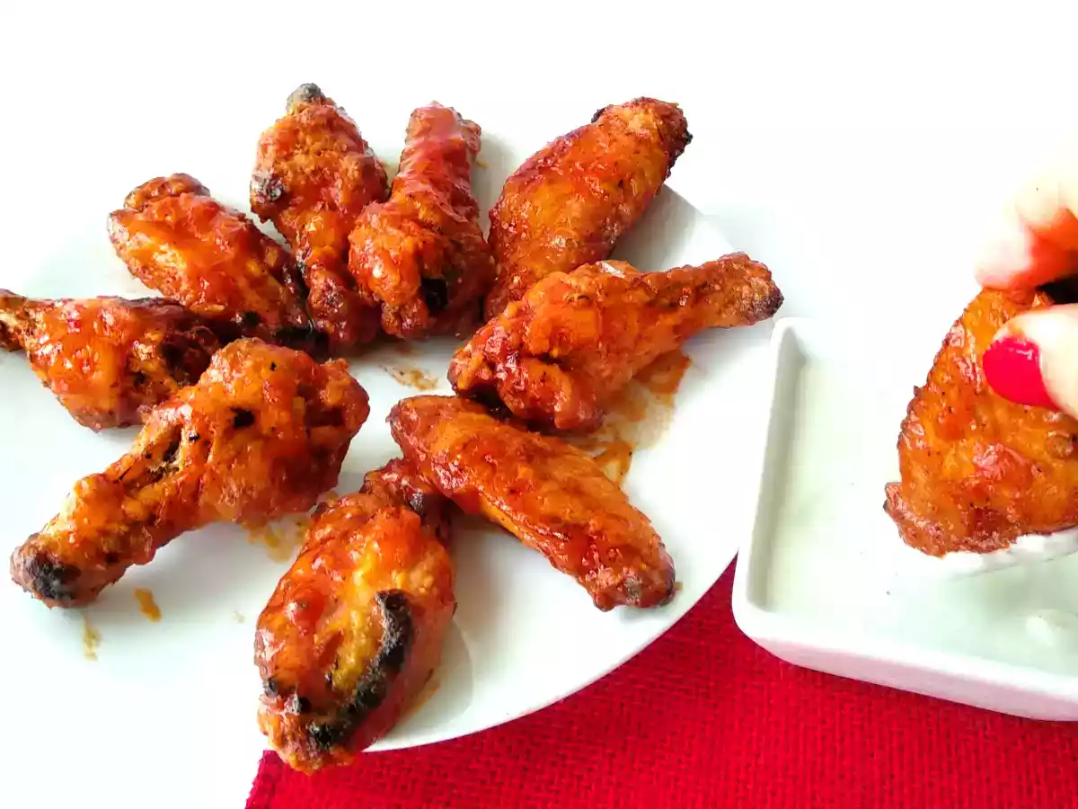 Alitas de pollo al horno con salsa buffalo y salsa de queso azul - foto 3