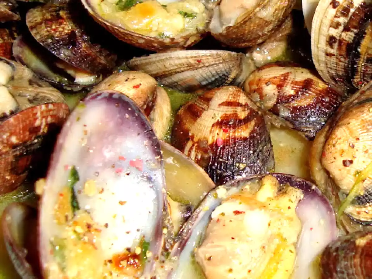 Almejas a la marinera con cebolla