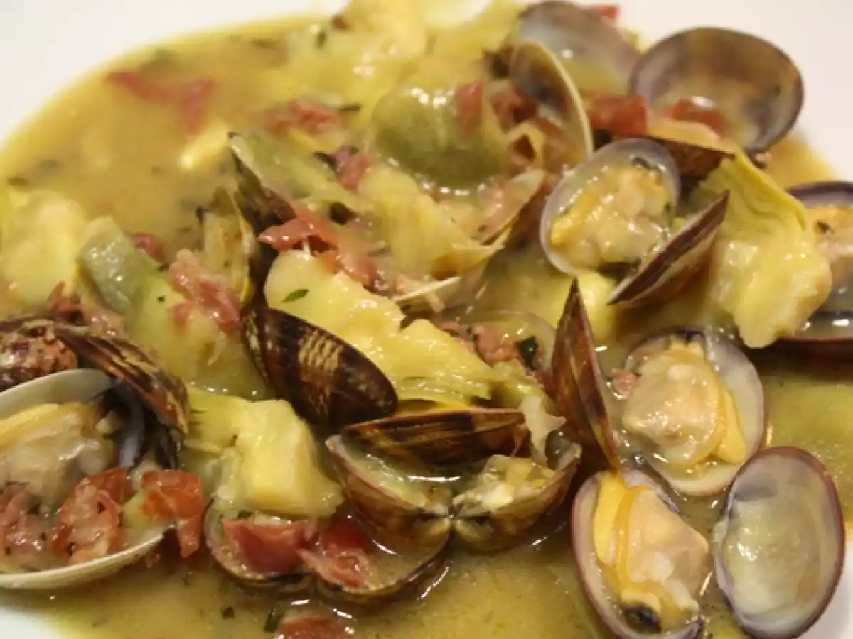 Almejas en salsa verde con alcachofas y jamón